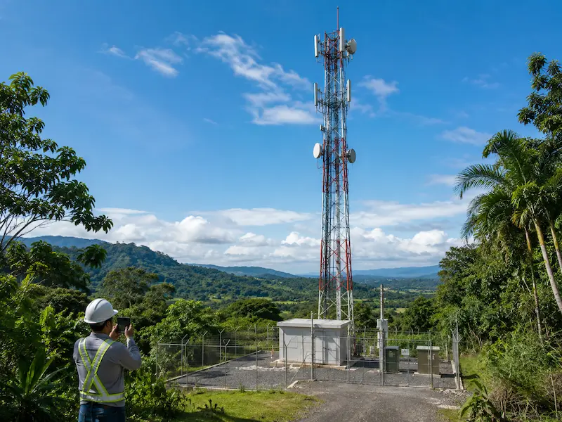 Torre de telecomunicaciones instalada en un entorno rural durante una inspección de campo
