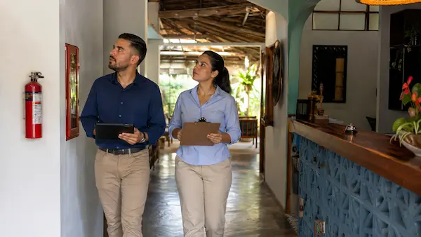 Inspección técnica de condiciones sanitarias y de emergencia en un establecimiento hotelero