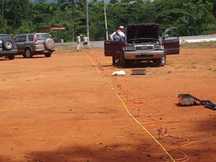 Aplicación de métodos sísmicos y magnetometría en campo