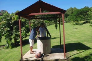 Inspección de pozo artesanal en área verde