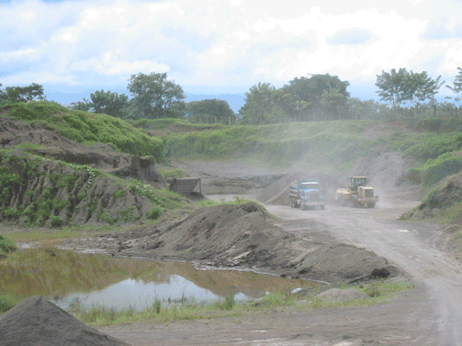 Área de extracción minera con maquinaria pesada